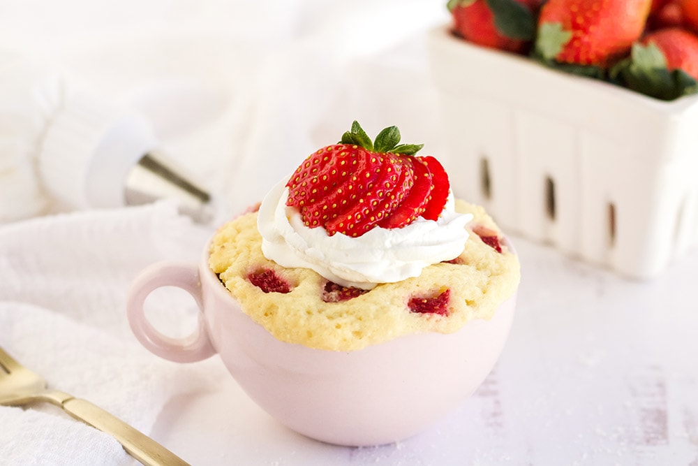 Low-Carb Strawberry Mug Cake - easymugcakes.com