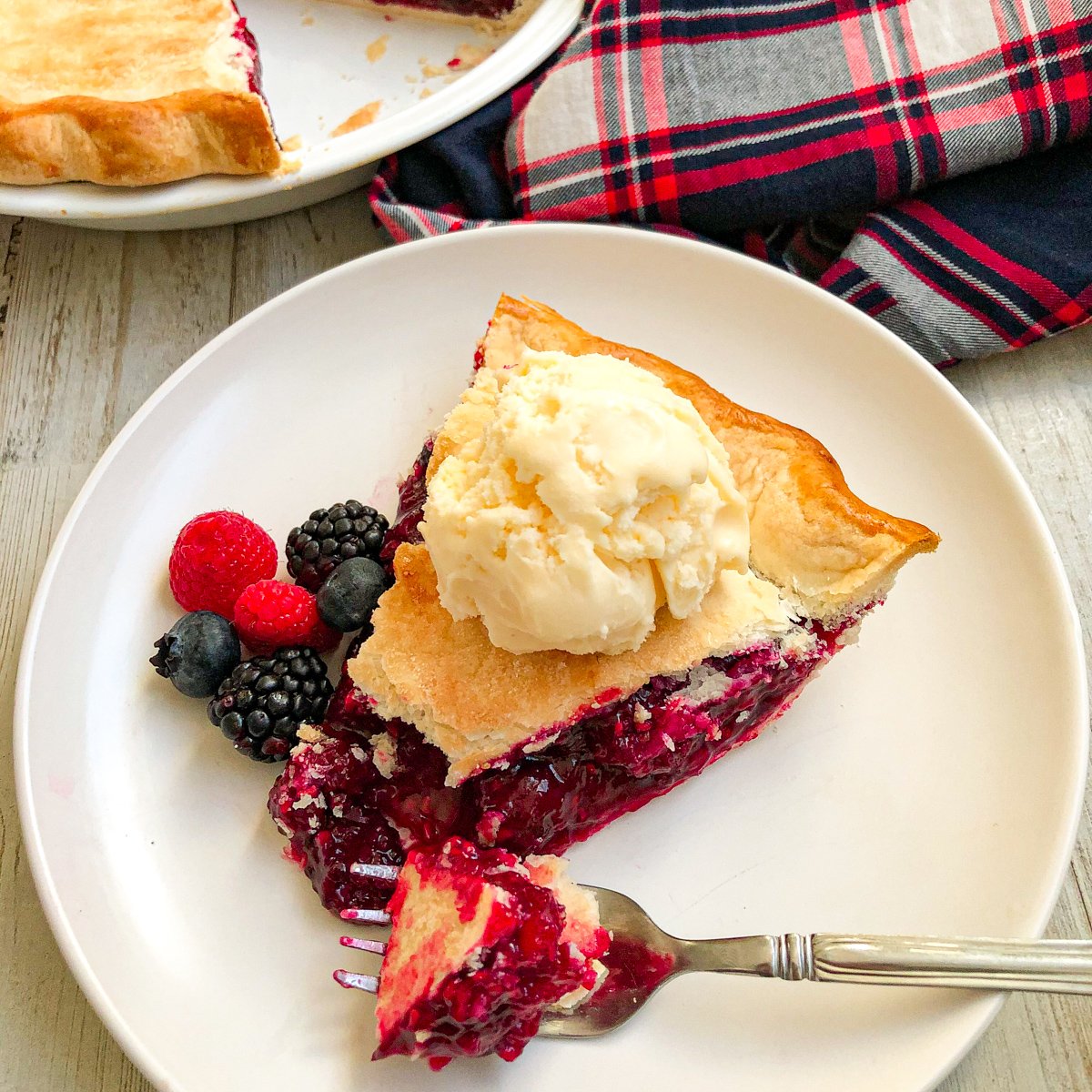 Easy Mixed Berry Pie | Modernmealmakeover.com